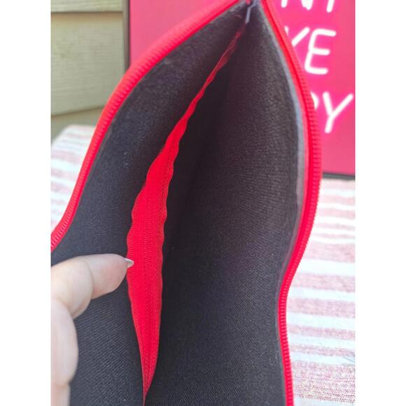 Betsey Johnson Red Lips Clutch Flat Wristlet Wallet Lipstick Zipper - Picture 4 of 7